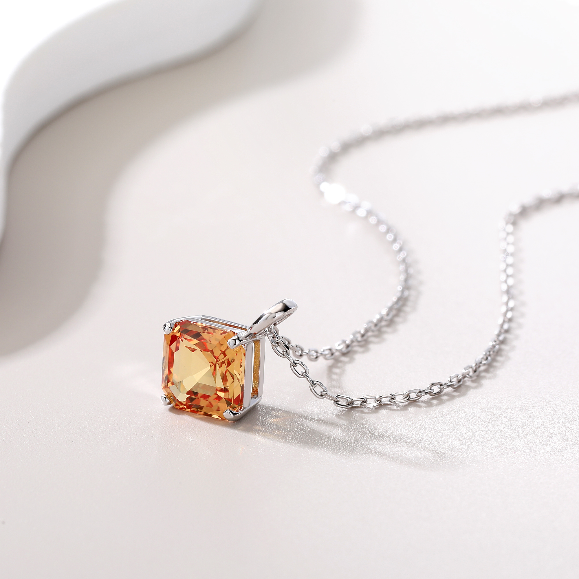 Bezel-Set Diamond-Shaped Small – обзор и цена Bezels Set Pendant